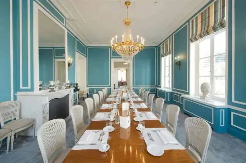Elegant 19th-Century Salon for Exclusive Dinners and Corporate Meetings