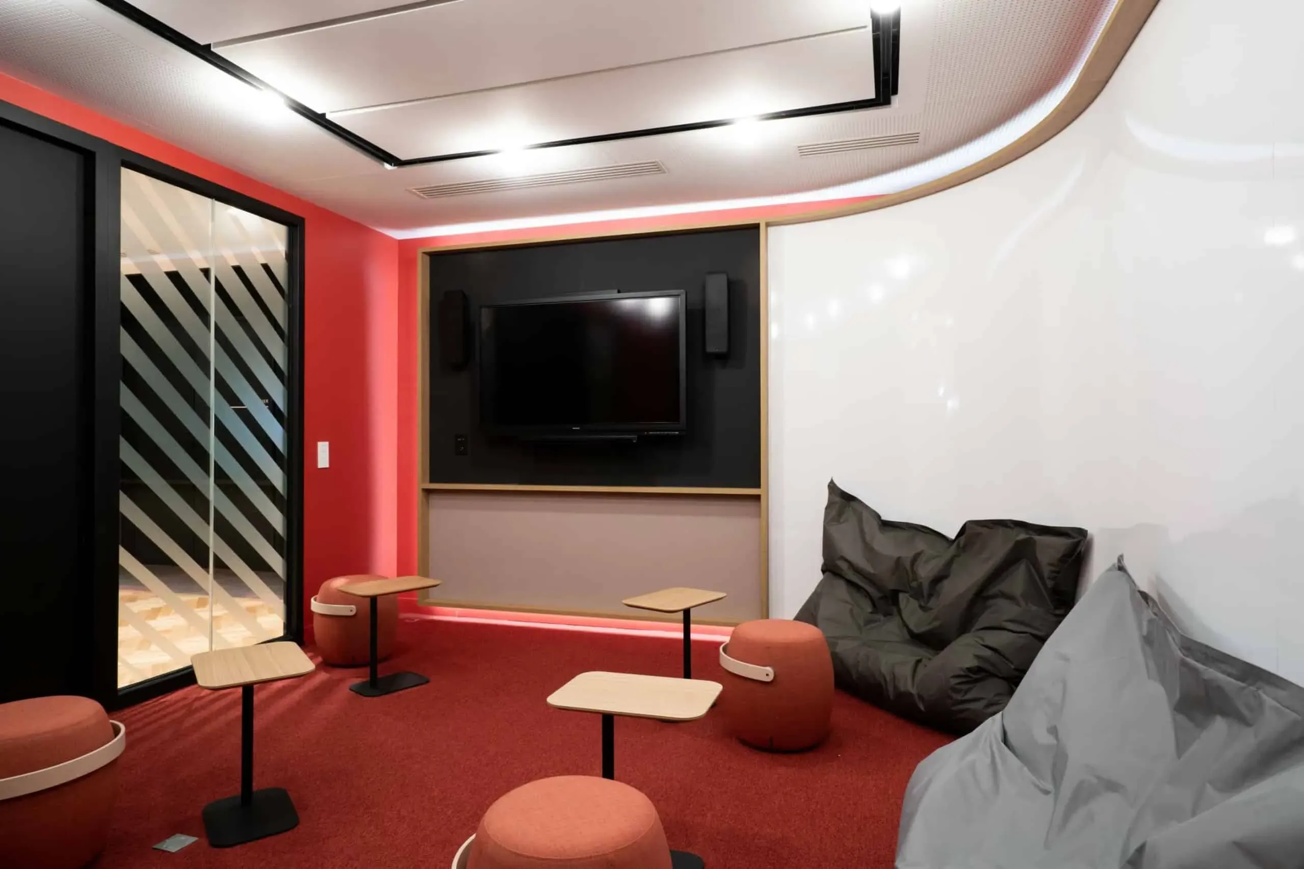 Creative Space With a Full-Height Expression Wall for Innovative ...