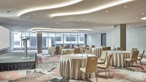 242 M² Function Room With Sculptural Lights
