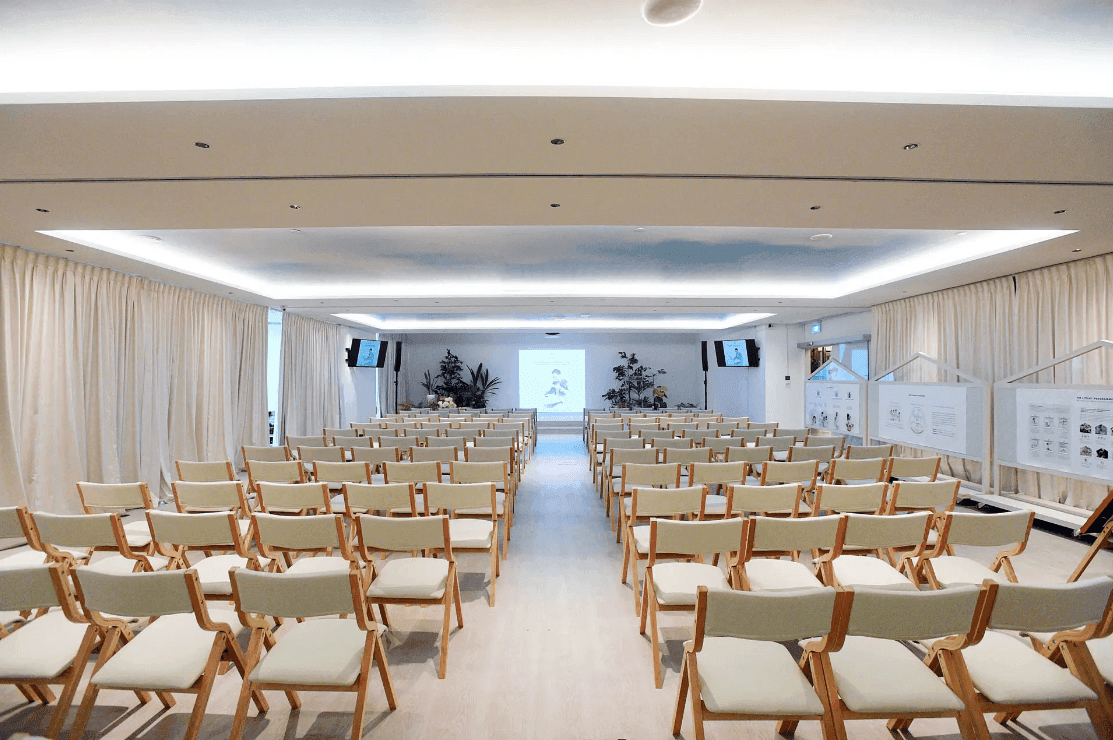 Bright and Inviting Space for Workshops and Seminars