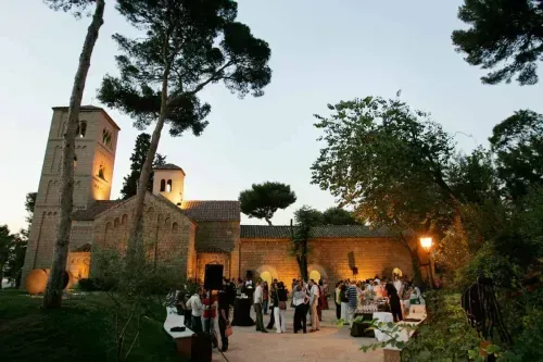 Romanesque Courtyard Venue With a Timeless Aura