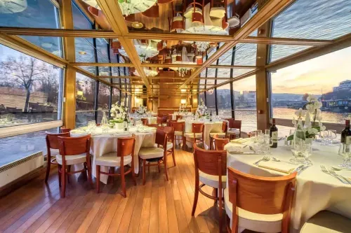 Elegant Panoramic Barge With Mirrored Ceilings for Elite Corporate Gatherings
