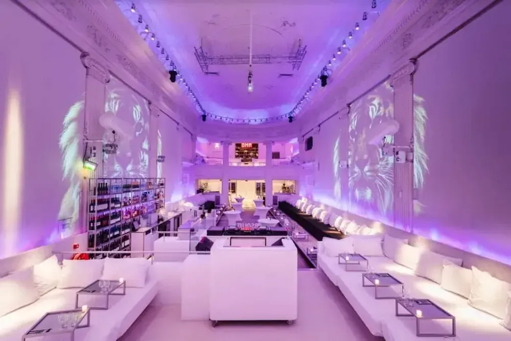Neo-Classical Lounge With Cutting-Edge Design
