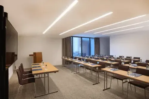 Elegant Minimalistic Classroom With a Sleek Finish for Productive Meetings