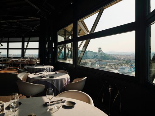 Panoramic Glass-Walled Venue With 360 City Views for Captivating Gatherings