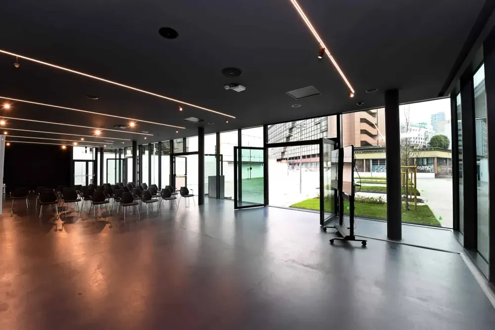 Chic Glass-Fronted Venue With a Minimalistic Look