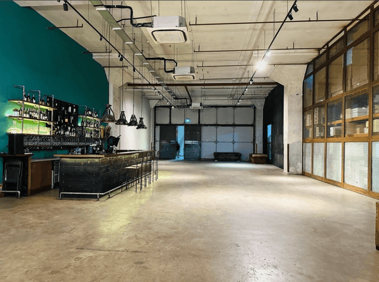 Industrial Chic Space With Flexible Layouts