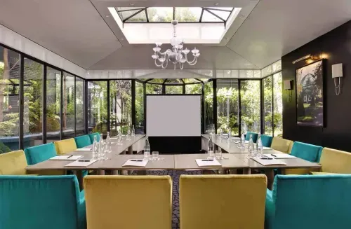 Sophisticated Glass Room With a Japanese Garden